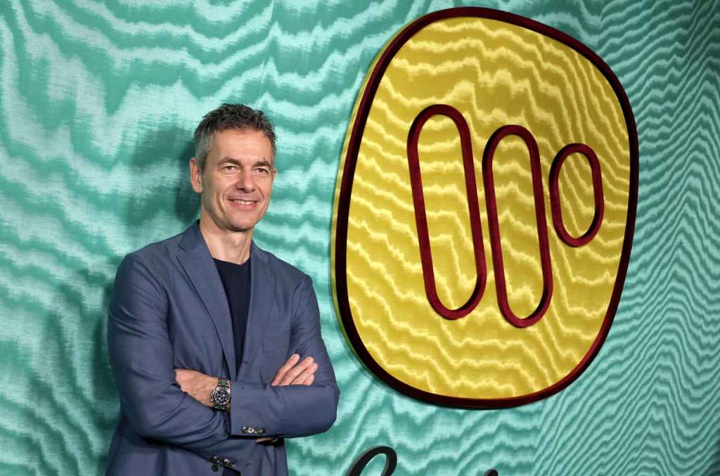 Lucros do Warner Music Group no ano fiscal de 2025: receita aumenta, lucro cai