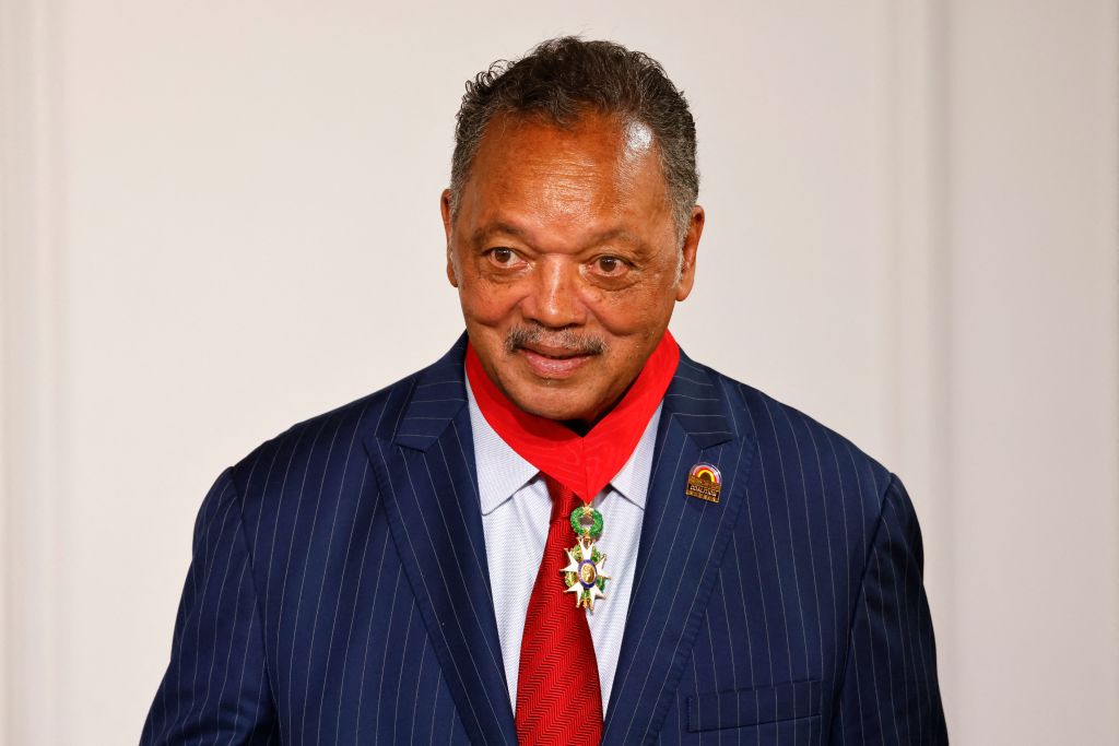 Rev. Jesse Jackson não está em aparelhos de suporte vital, apesar dos relatos, afirma a família