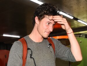 Após rolês com Bruna Marquezine, Shawn Mendes é visto no aeroporto nesta quarta (17). Qual o destino agora?
