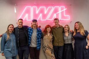 CMAT estende contrato de gravação da AWAL após ano de lançamento