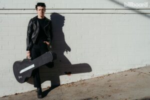 Yungblud dá um grito divertido para seus fãs australianos maduros