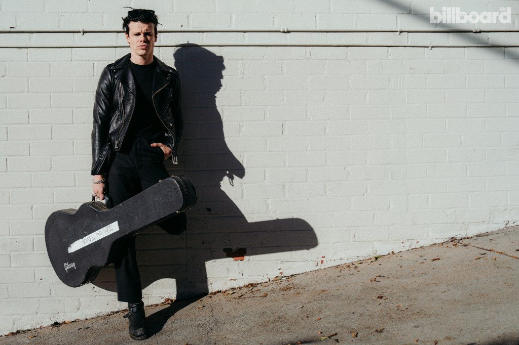 Yungblud dá um grito divertido para seus fãs australianos maduros