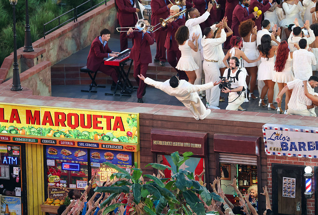 Bad Bunny presta homenagem a Toñita do Brooklyn no Super Bowl LX