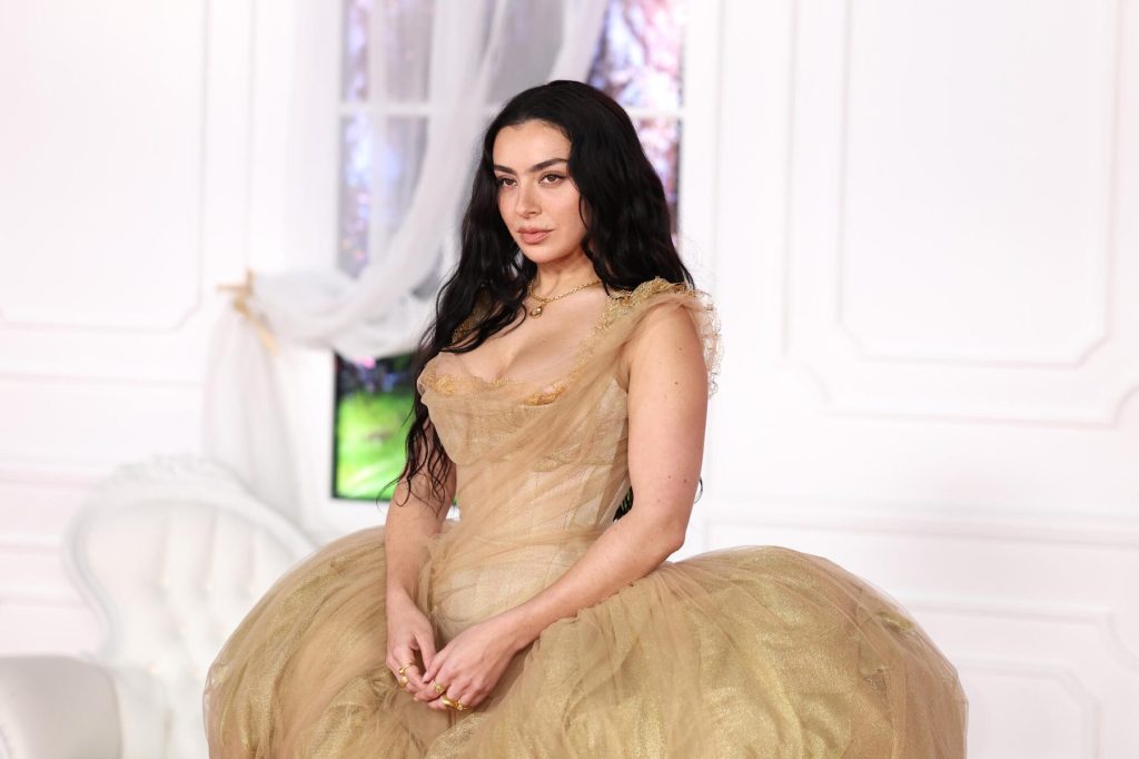 Charli XCX reage à dança viral da ‘Apple’ de Dave Grohl