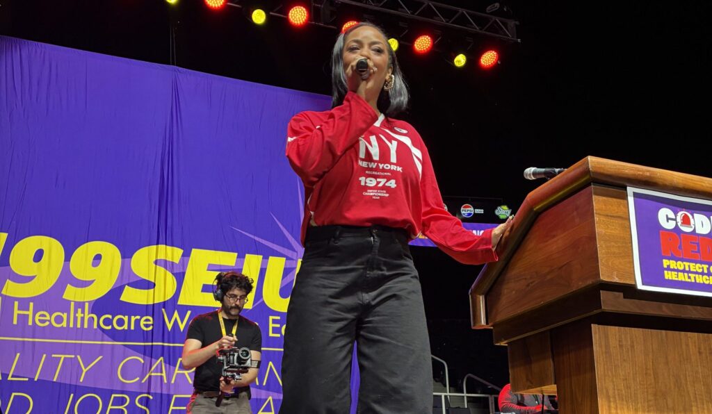 1199SEIU se reúne em Albany pela justiça na saúde no evento “Code Red”