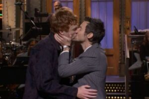 Harry Styles fala sobre Queerbaiting e beija Ben Marshallon 'SNL'