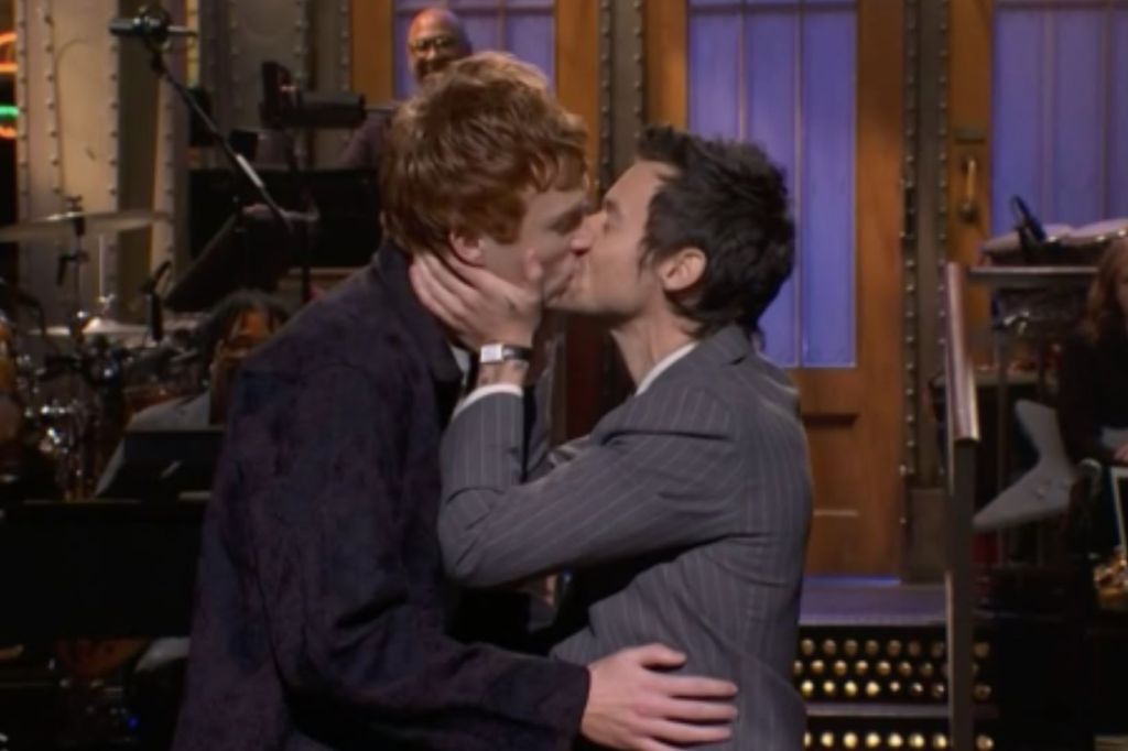 Harry Styles fala sobre Queerbaiting e beija Ben Marshallon 'SNL'