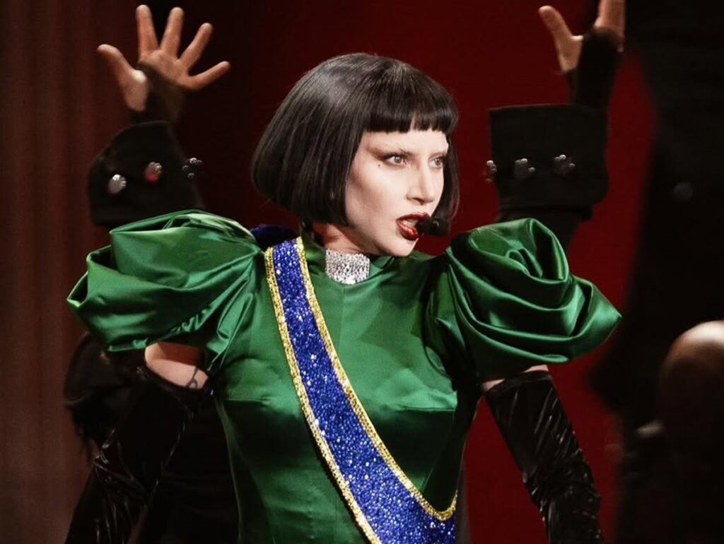 Lady Gaga destaca megashow em Copacabana ao comemorar 1 ano do "MAYHEM" em seu site
