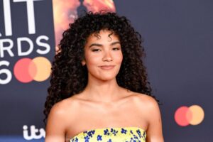 Olivia Dean 'Man I Need' é o terceiro single com reinado mais longo na Austrália