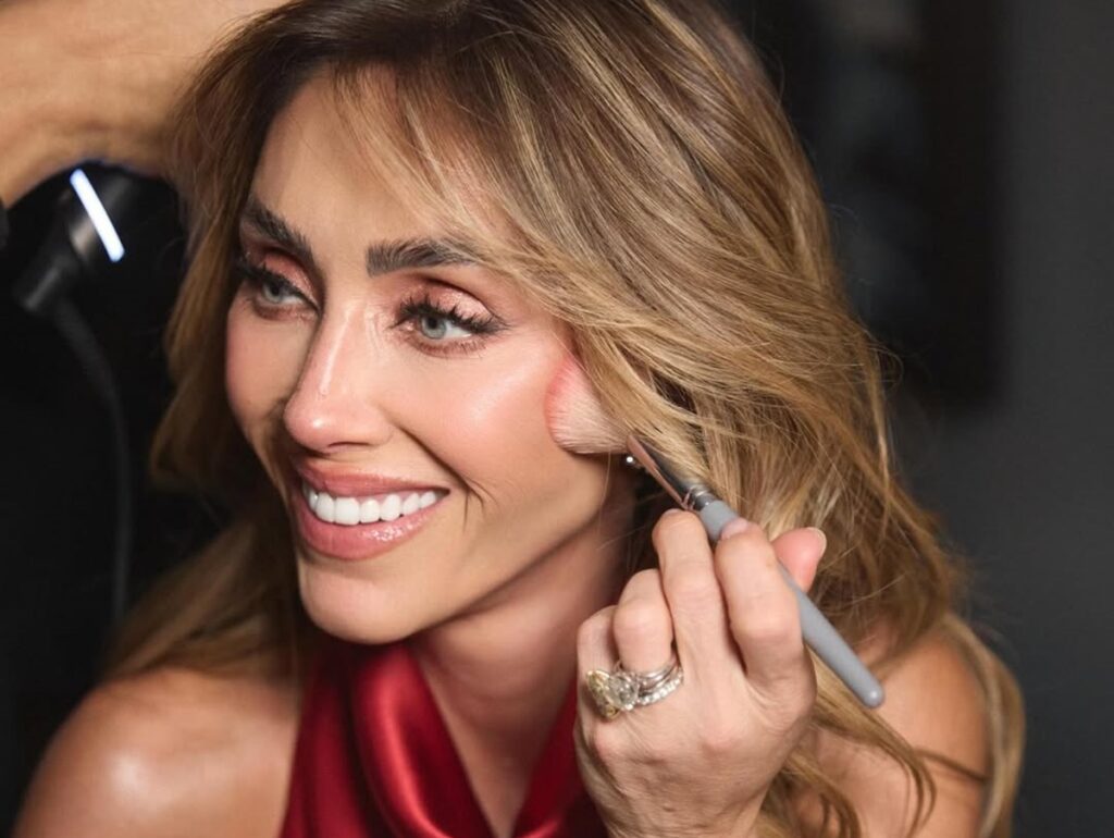 Corpo de Anahí, do RBD, é criticado por mulheres no Dia da Mulher e ela reage: "Que a união não seja apenas por um dia"