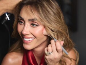 Corpo de Anahí, do RBD, é criticado por mulheres no Dia da Mulher e ela reage: "Que a união não seja apenas por um dia"