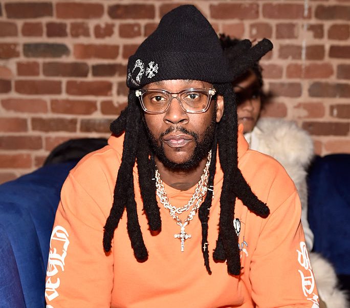 2 Chainz reage depois que uma mulher tenta expulsá-lo da estrada por causa da reivindicação de dinheiro do pai