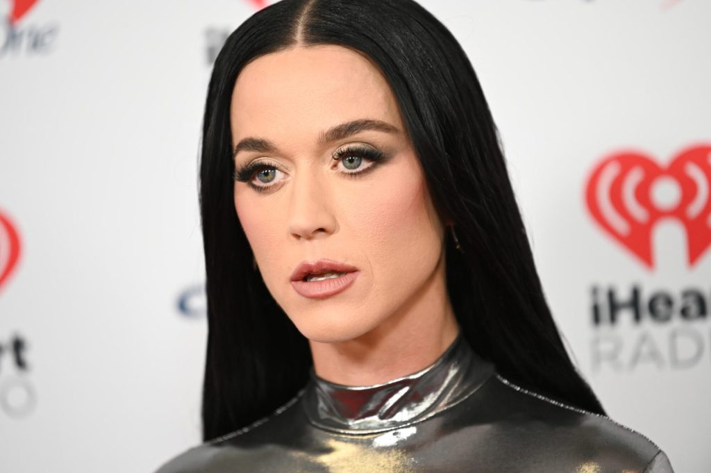 Katy Perry joga cartão de crédito na Fonte de Trevi para 'Boa Sorte'