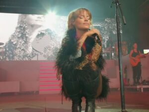 Luísa Sonza cai no choro após estreia no Coachella e emociona equipe (VÍDEO)