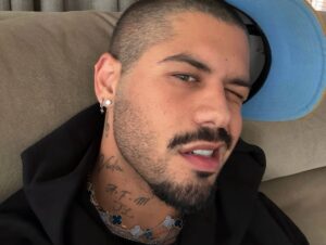 "Pra quem quer escutar", reage Zé Felipe ao ler que suas últimas músicas 'floparam'