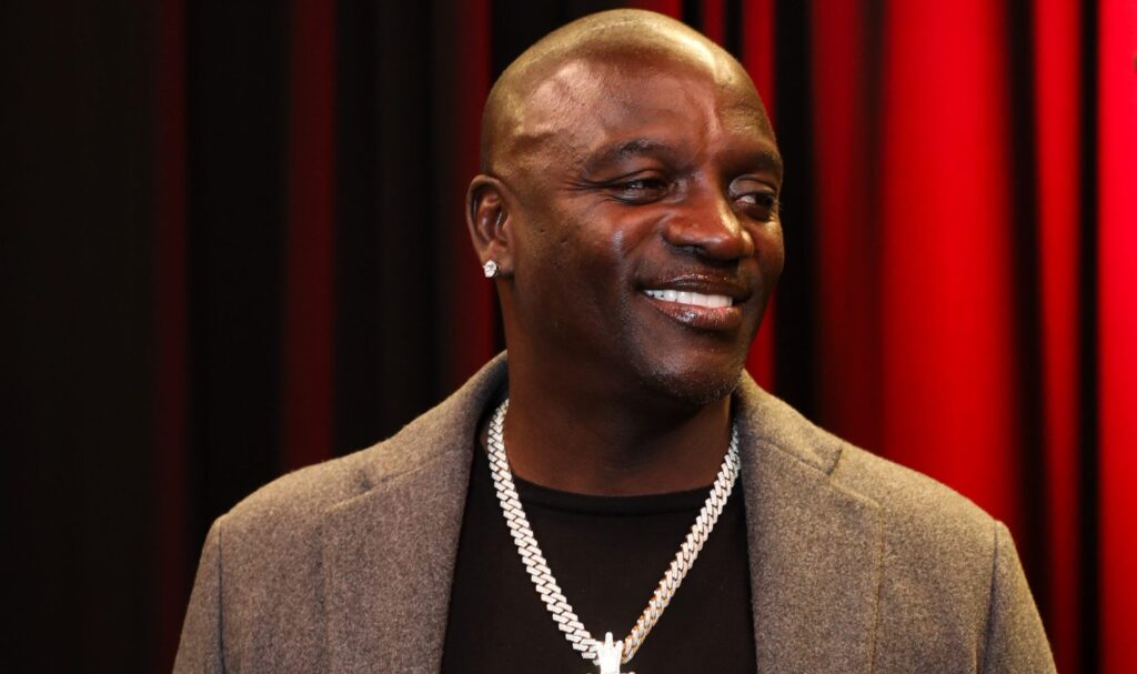 Akon relembra o Universal Passed On T-Pain com base no visual do cantor