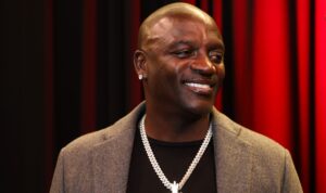 Akon relembra o Universal Passed On T-Pain com base no visual do cantor