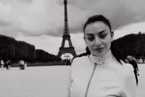 Charli xcx compartilha lado B de 'Playboy Bunny' para 'SS26'