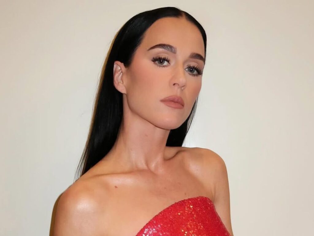 Katy Perry volta à Billboard Global 200 com música inusitada