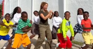 Shakira mostra ensaio com grupo de Uganda para final da Copa de 2026