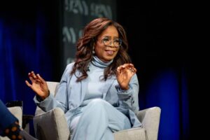 Oprah Winfrey concorda em jantar com fã depois de pedir no meio da entrevista